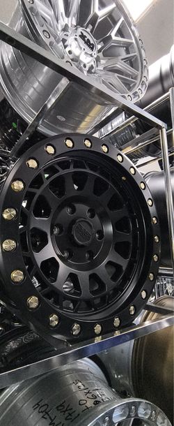 🔥 LISTOS PARA LA AVENTURA 🔥 Mejora tu Jeep Wrangler o Gladiator hoy. Nuestros rines de 18 pulgadas tienen el ajuste ideal para terrenos difíciles. ¡