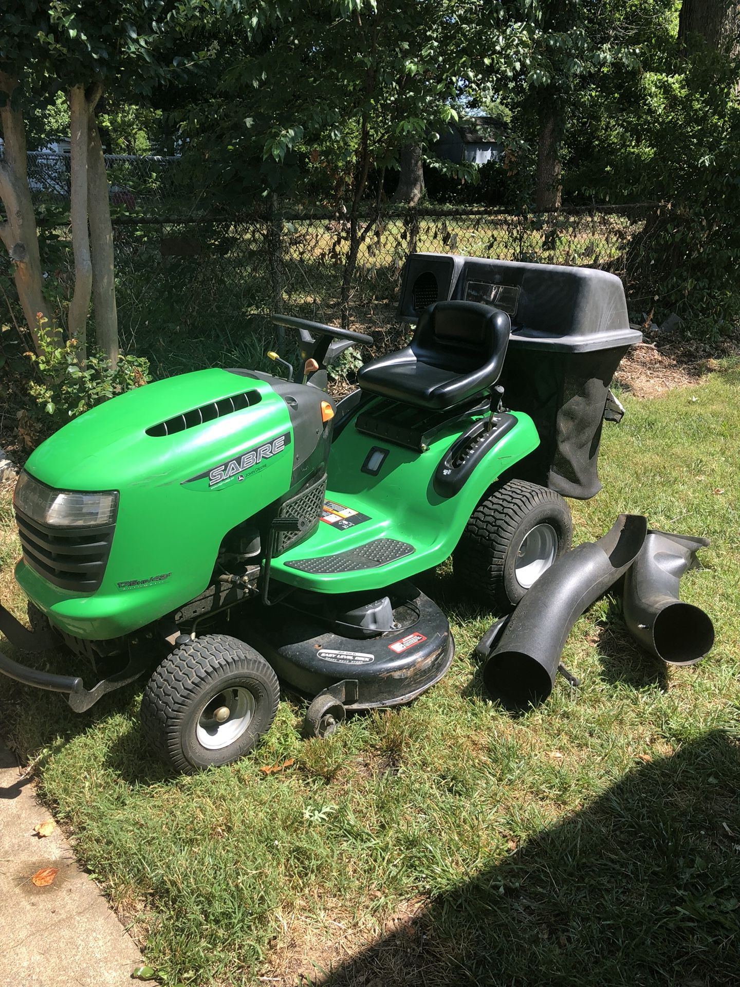 John Deere Riding Lawnmower 17.5 hp 42” deck