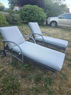 Outdoor 2 lounge chairs