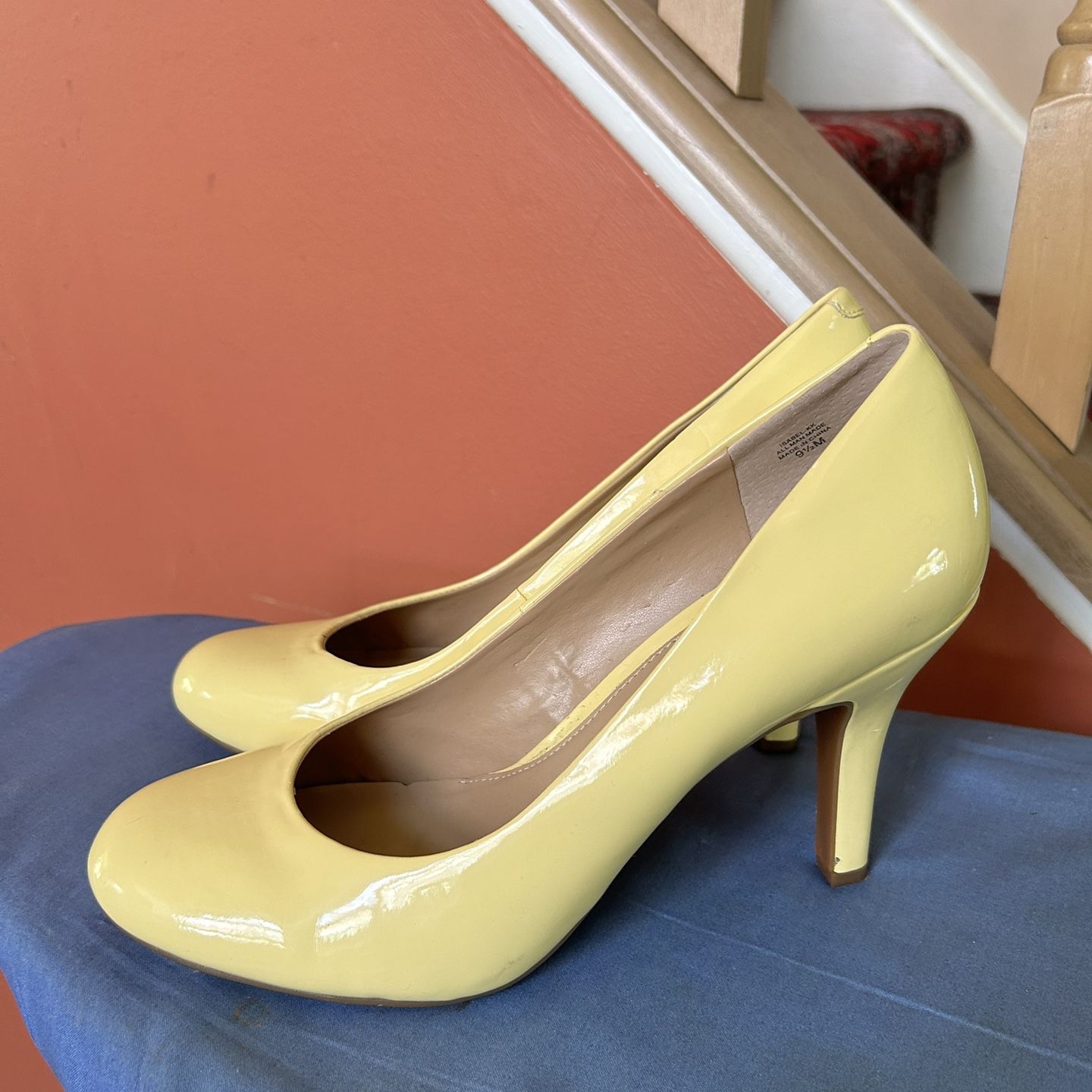 Kelly And Katie Yellow Heels. Size 9 1/2