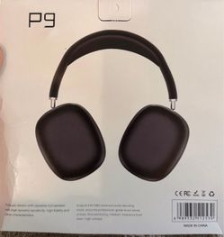 P9 black wireless earphones