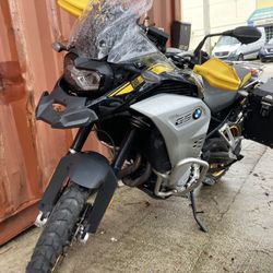 2021 BMW, F8 50 GS adventurer anniversary side bags 2000 miles like new