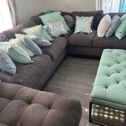 Cody Crawford Cozy Sectional 