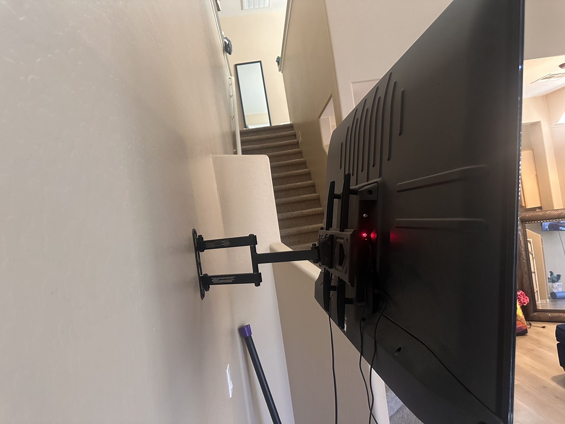 51 Inch TV Hisense Roku