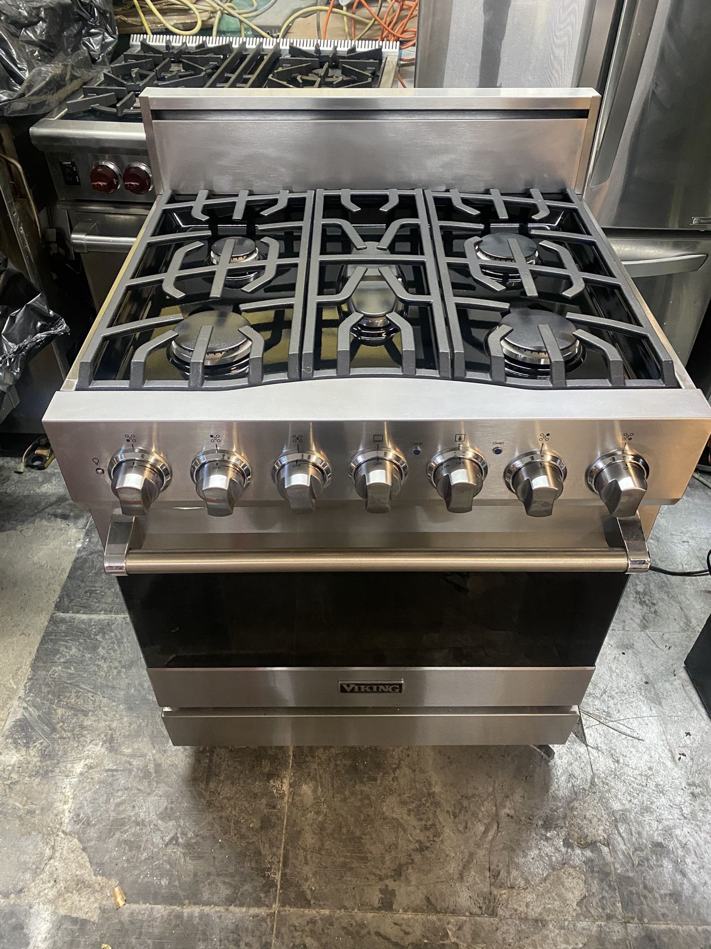 Viking stove 30 wide, little use as new negotiable