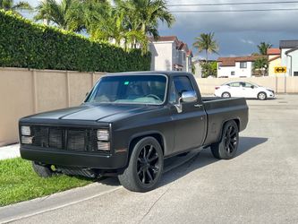 Chevy C10 1986 short bed Restomod