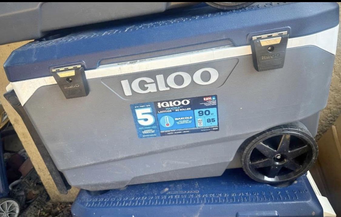Igloo CARB WHITE A-SEA BLK 90-Quart Wheeled Insulated Chest cooler