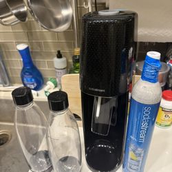 Sodastream, 2 bottles, 2 C02