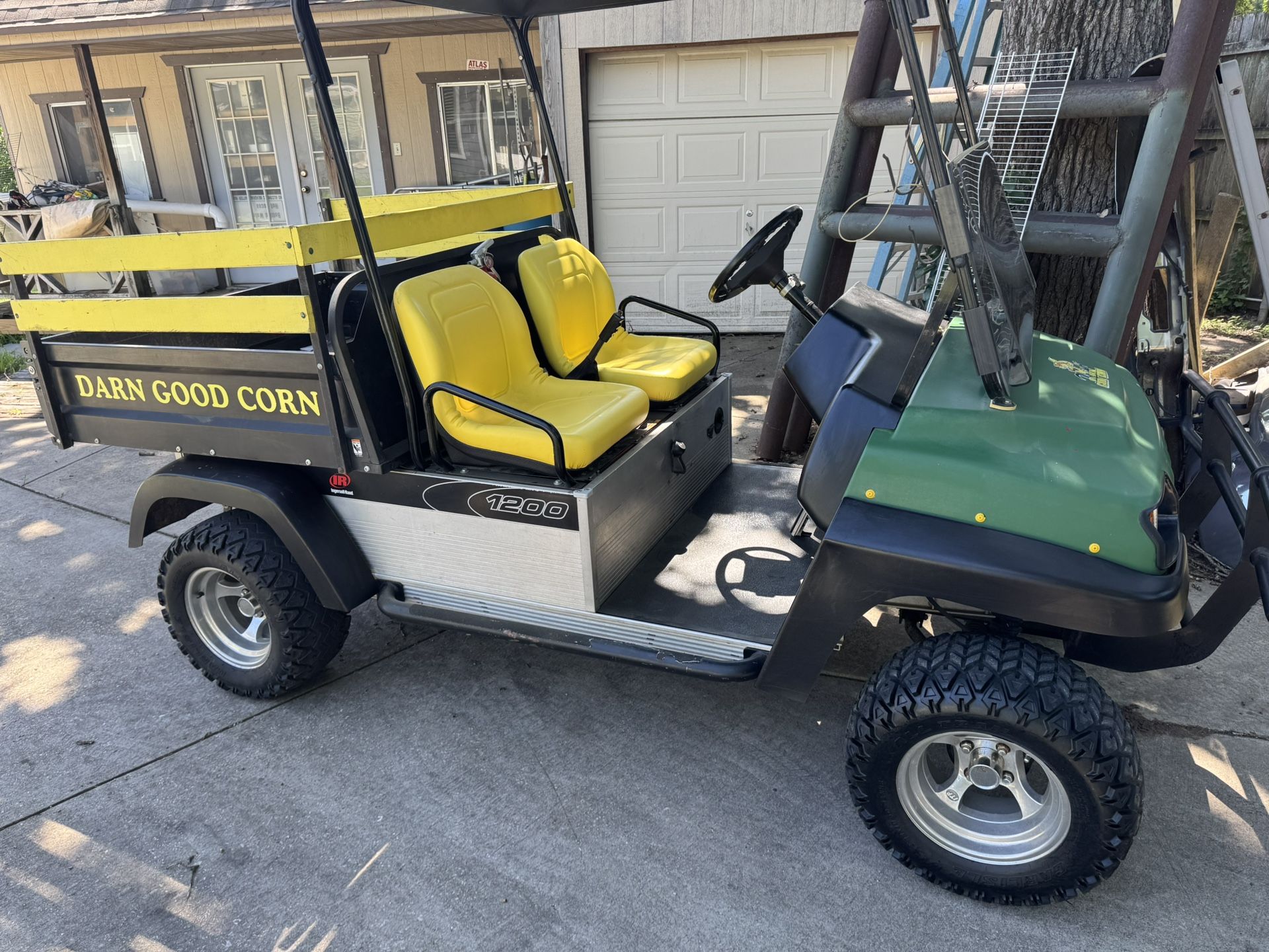 2006 Club Car 2200, Gas, 800 Lbs Carrying Weight, Hitch,Horn, Lights, Signals And Tilt Bed