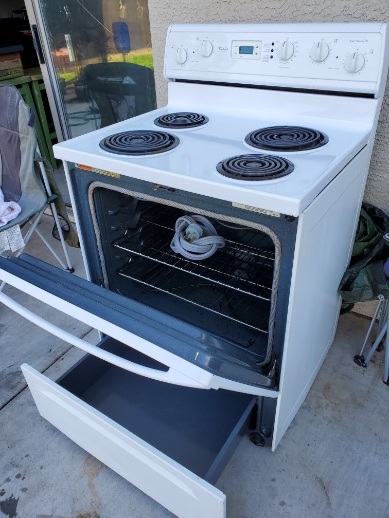 **(FREE)**Whirlpool super capacity 465 electric range (GOOD CONDITION