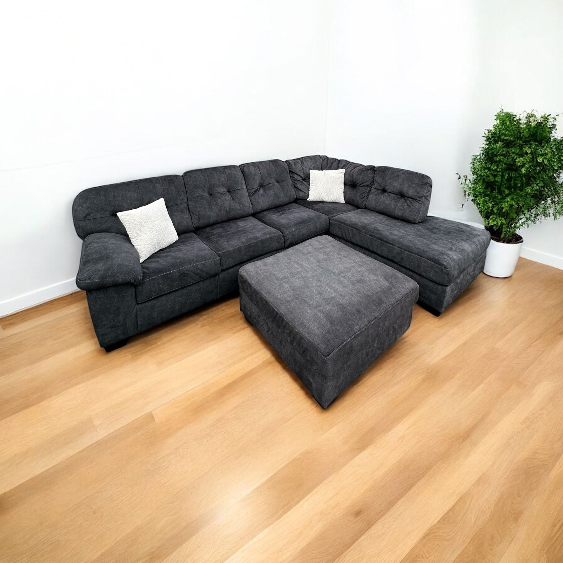 FREE DELIVERY! 🚚 Ashley Furniture Sectional w/ Ottoman – Like New, Showroom Condition