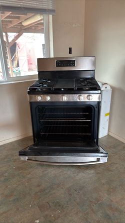 GE Gas Stove with 4 Burners and Center Grill 30”