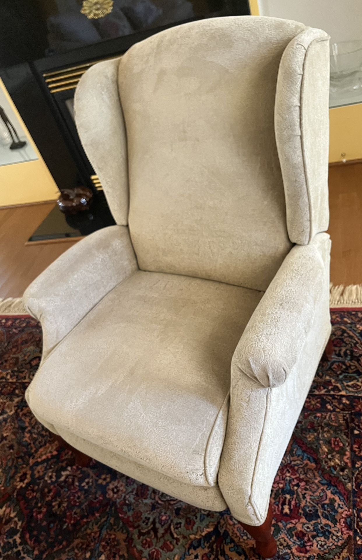 Like new Queen Ann Style Recliner, Sage color 