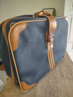 Travel suitcase