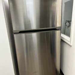 Kenmore 33 Inches Wide Stainless Steel Top Ans Bottom Refrigerator 