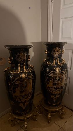 2 vases with stand