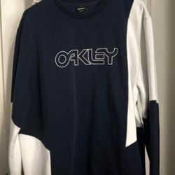 Good Condition Oakley Sweater 
Size Xl $20