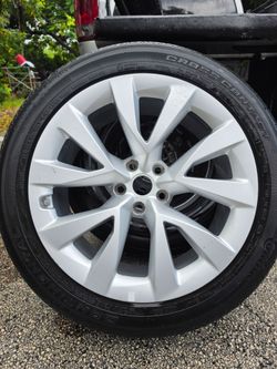 Tesla model X wheel. ONE ONLY. UN SOLO RIM