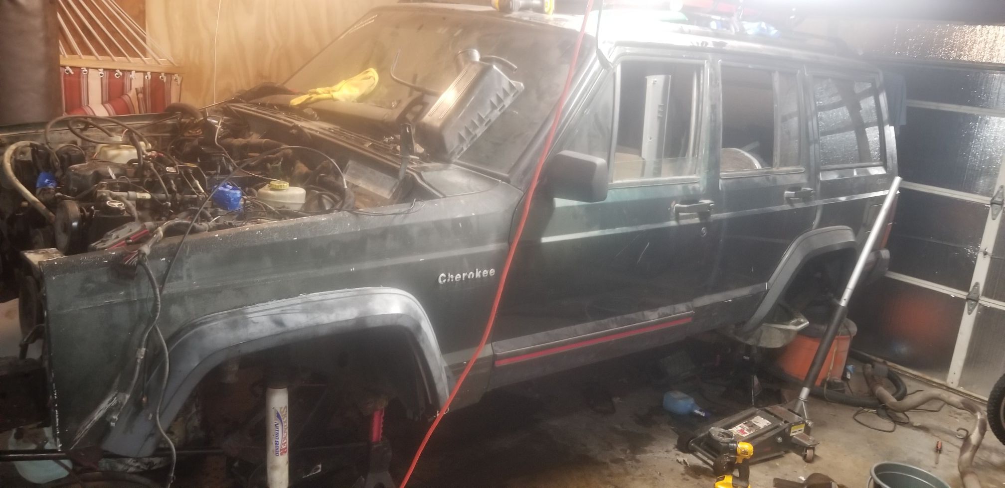 1995 jeep cherokee XJ- parts(mostly body and interior left)