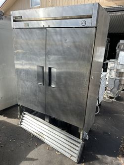 Reach In Cooler Two Door Solid 