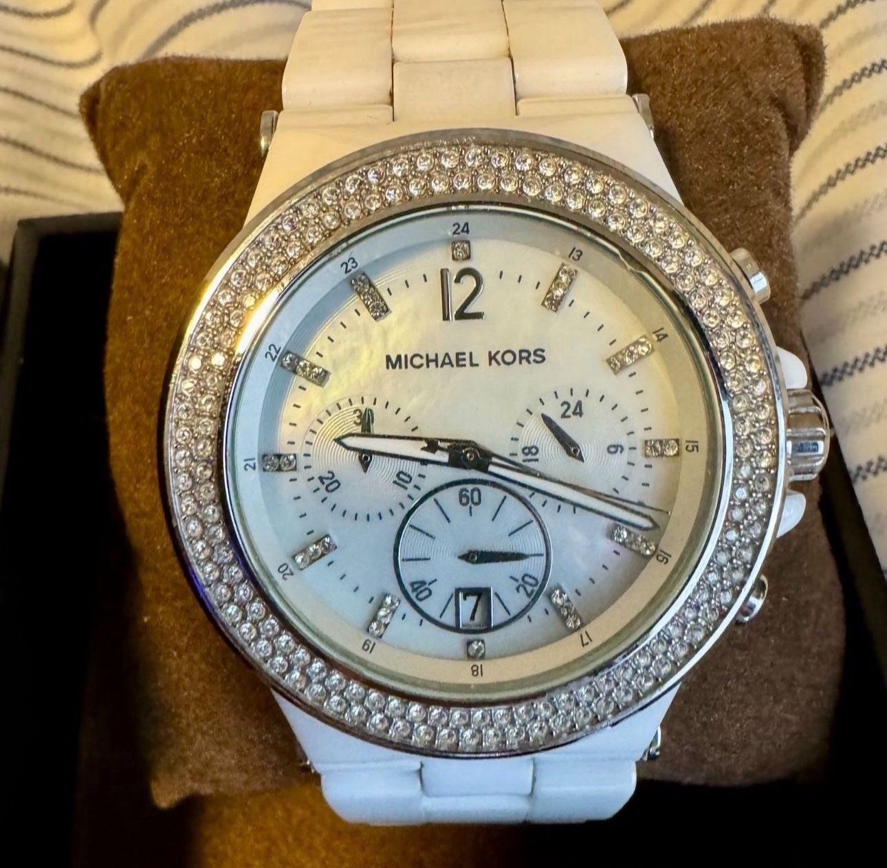 Authentic Michael Kors (MK5391) White Ceramic Quartz Chronograph Wristwatch (NEED A NEW BATTERY)