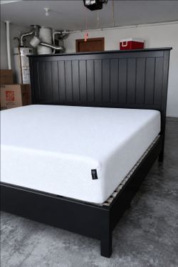 Very Nice King Ikea Undredal Bed Frame w/ Lonset Slats and Zinus 12" Green Tea Memory Foam Mattress