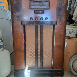 Antique RADIO MAKE OFFER PLEASE 