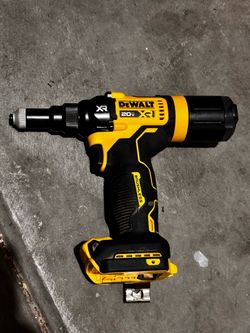 DeWalt 20V cordless XR Brushless Rivet Tool DCF403