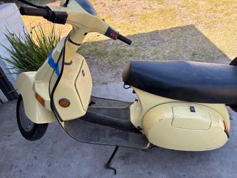 2002 Bajaj chetak scooter for repair or parts