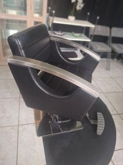Black Hydraulic Salon Styling Chair