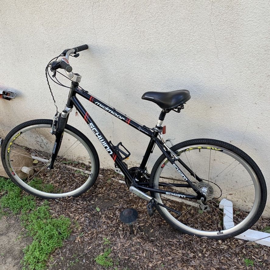 schwinn midmoor men's hybrid bike