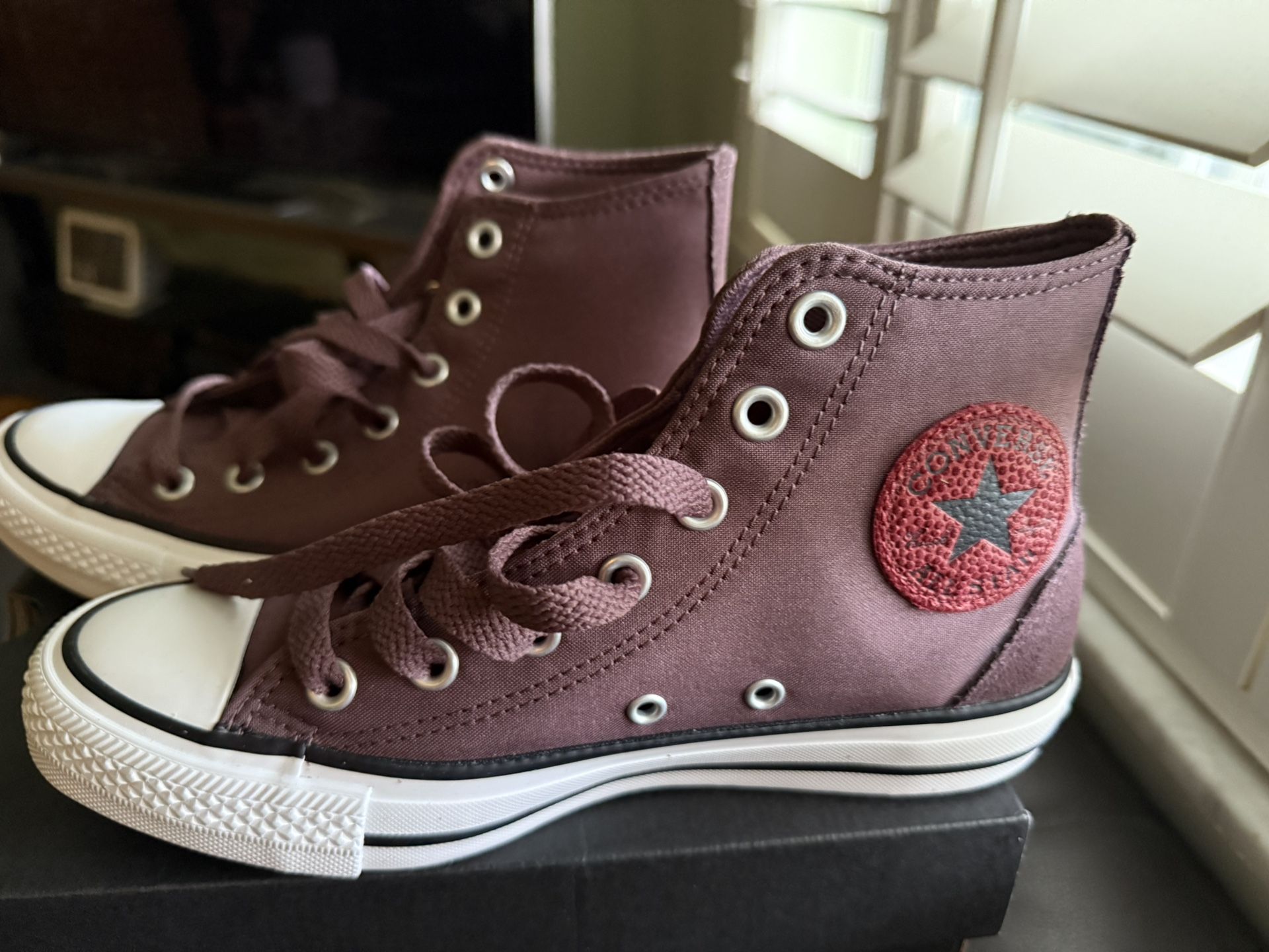 BRAND NEW CONVERSE IN BOX - Size Woman’s 6.5