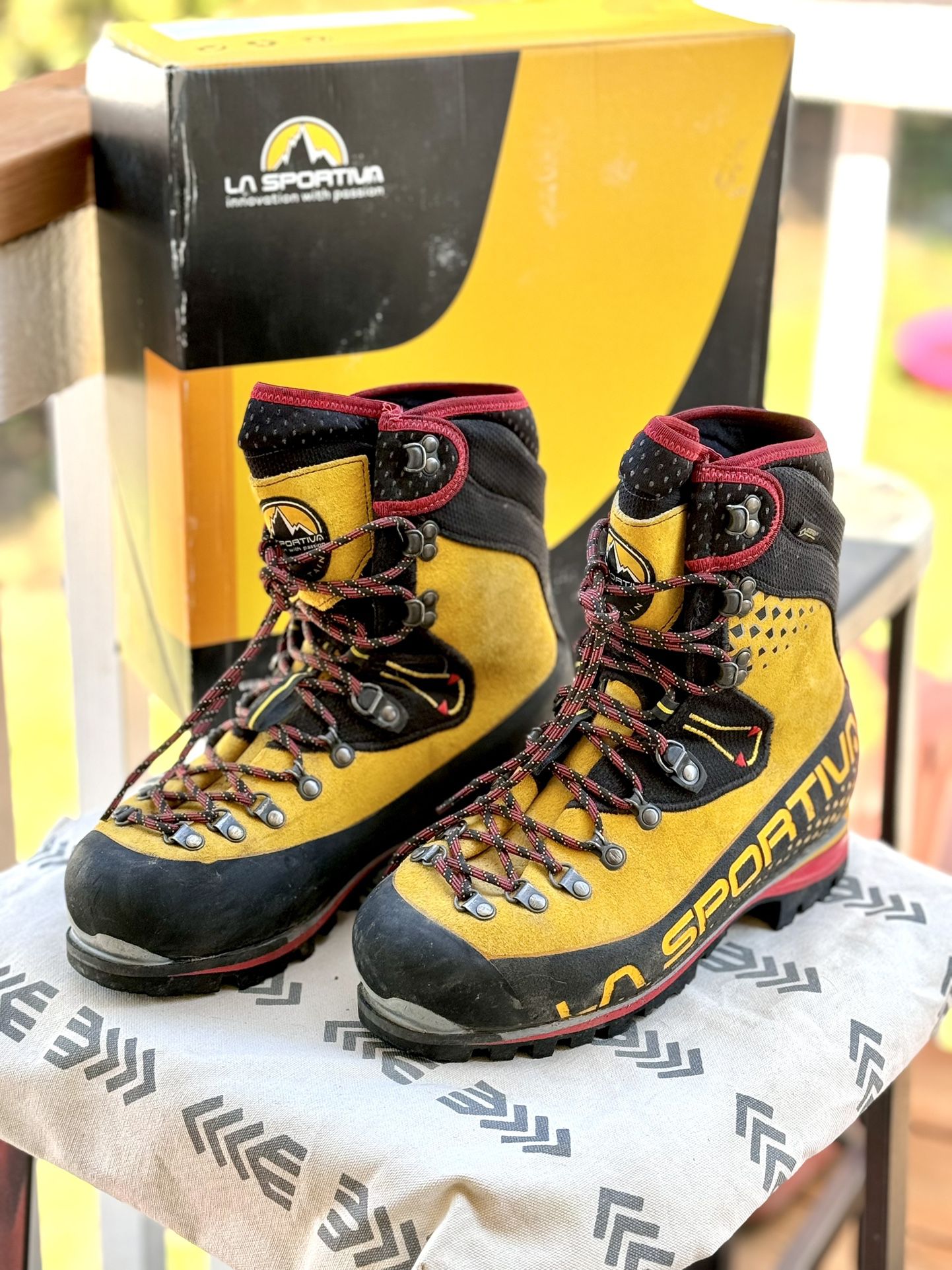 La Sportiva Nepal Cube GTX Men’s Mountaineering Boot Size EU 40.5/US Mens 8/Women 9