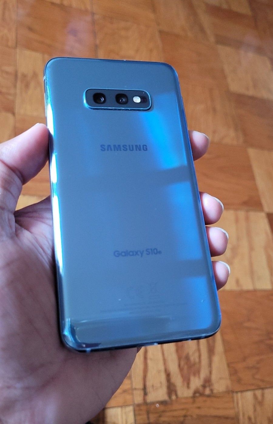 Samsung Galaxy S10e , 128GB  , Unlocked   for all Company Carrier ,  Excellent Condition  Like New 