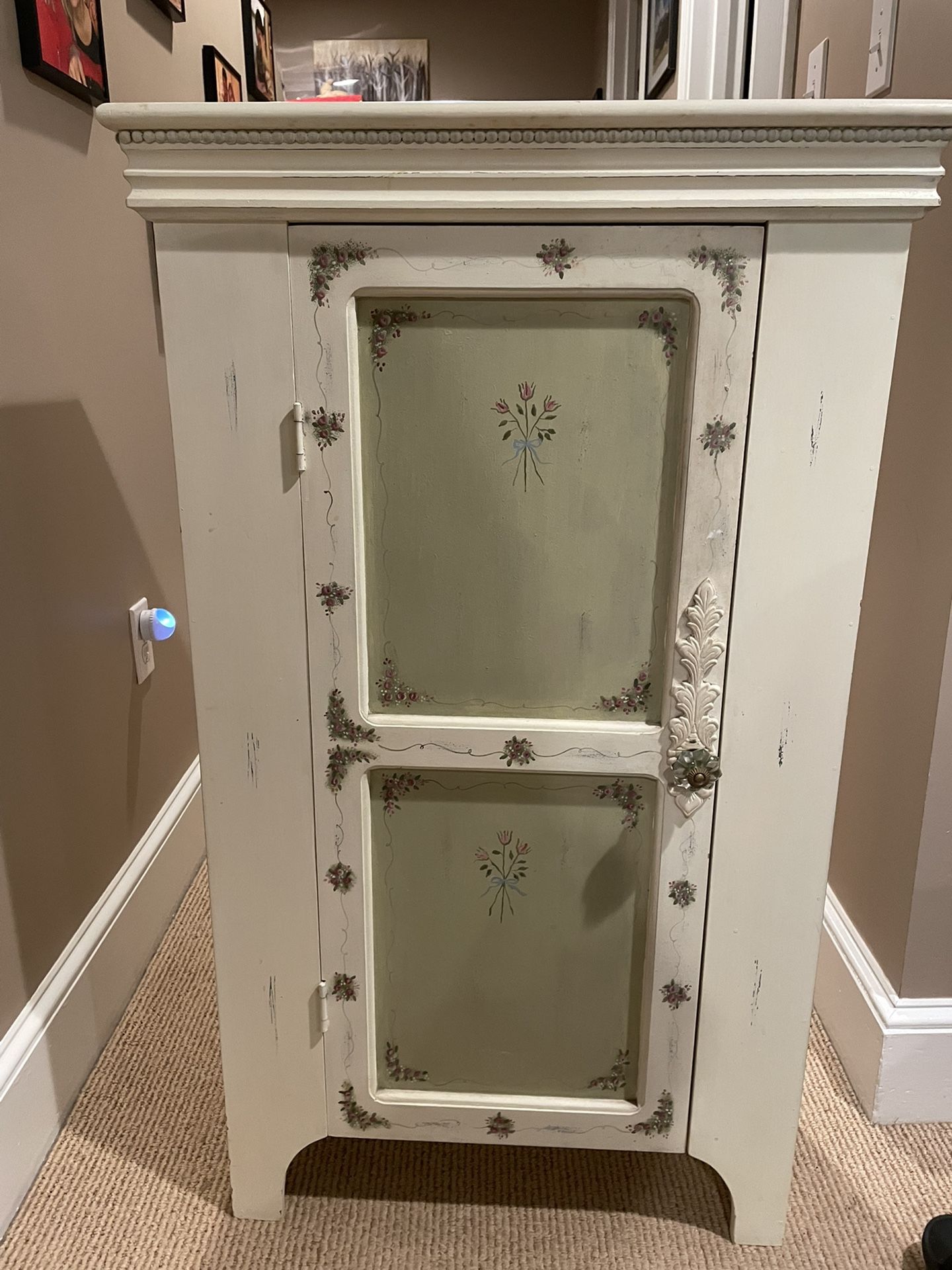 Wood Decorated Cabinet 