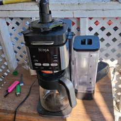 Bixby coffee brewer and pod maker
