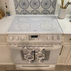 White Glass Top range stove oven - Excellent 