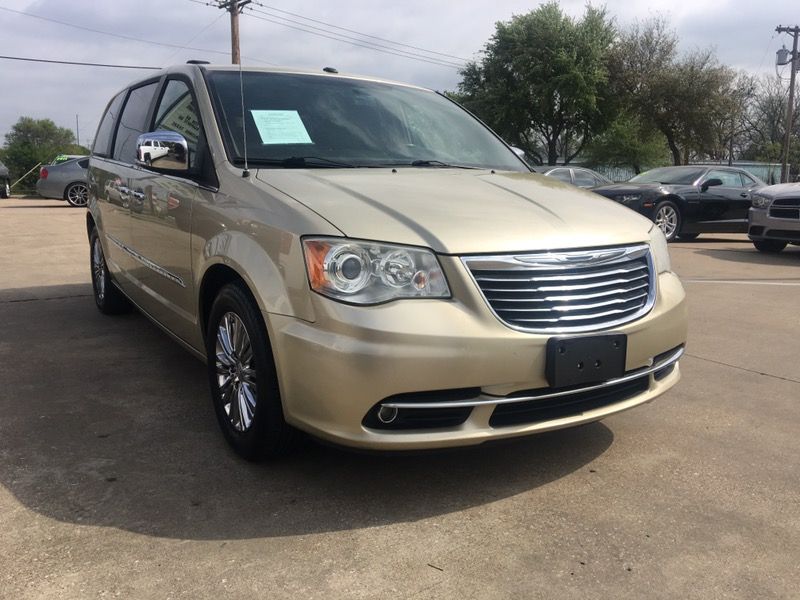 2011 chrysler town & country, fully loaded, DVD, leather, sunroof... $1300 down