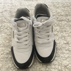 5 1/2 Guess tennis shoes