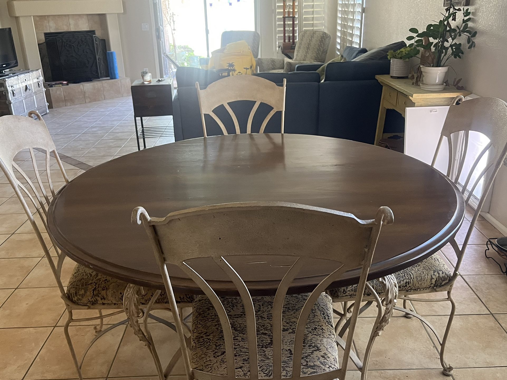 Round Wood Dining Room Table And Chairs