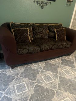 Sillones cafeses floreados en buena condiciones
