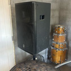 2 Yamaha DHR15 Pa Speakers 