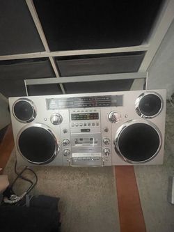 GPO Brooklyn retro portable boombox