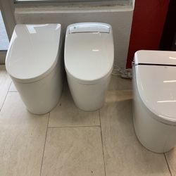 Toto G5A S,art Toilet New With Auto Open And Close Built in Bidet Seat Tornado Flush System White Color Ready For Pick Up Today