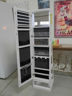 Revolving full length dressing mirror and jewelry case with lighted makeup mirror and storage on the back perfect new condition. Great Christmas gift