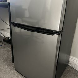 Galanz Mini Fridge 