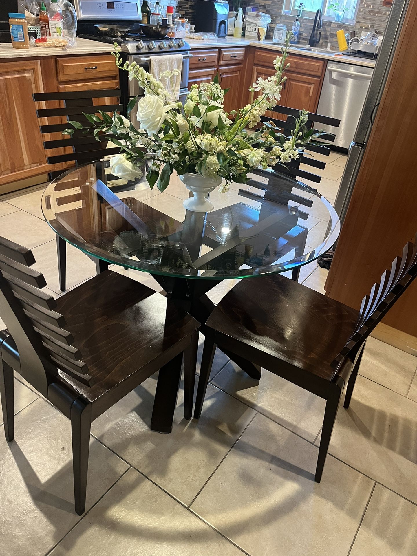 Table With 4 Chairs and Clear glass top
