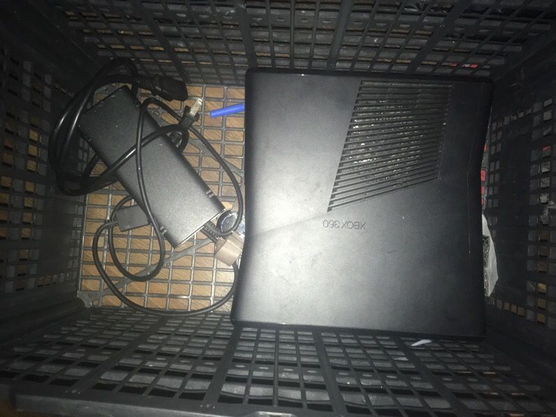 Xbox 360 with Hard drive and all cables +1 controller!!