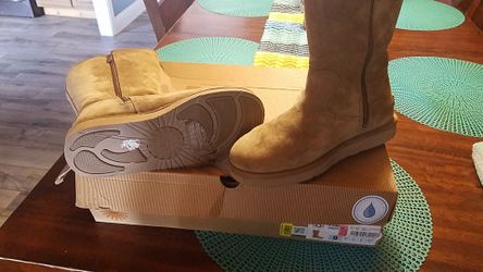 UGG BOOTS SIZE 9