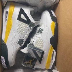 Jordan 4 "Yellow Sulfur" size 10.5